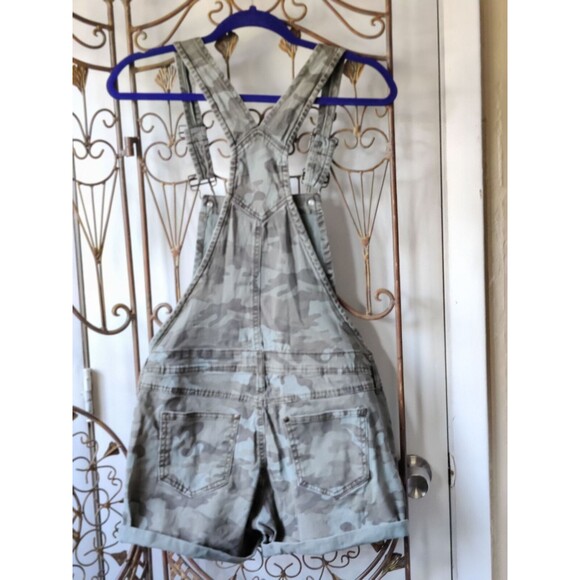 l.e.i. Junior Casual Outdoor Camouflage Bib Jumper Shorts Green Size M - Picture 2 of 6